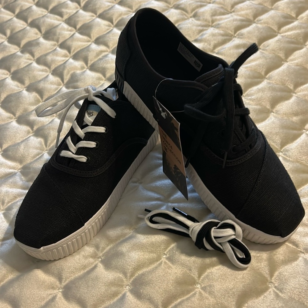 Tom Cordónes Indio black platform sneaker. New, size 9.